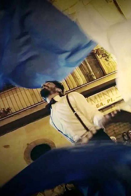 artista di strada bandiere sbandieratore