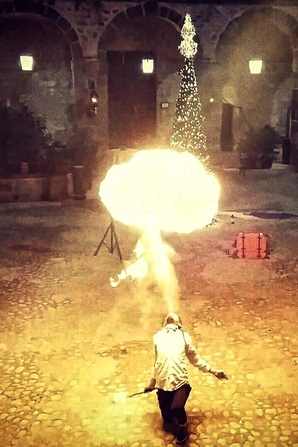 artista di strada sputa fuoco