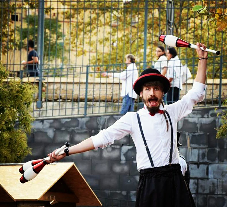 Spettacolo artista di strada Sputafuoco,Trampoliere, giocoliere, monociclo